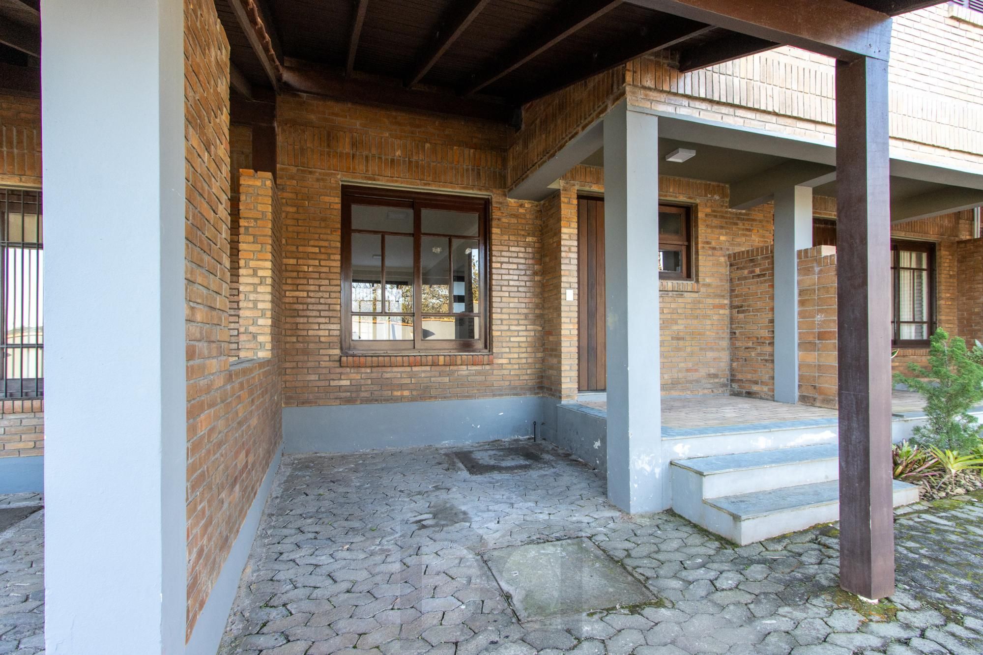 Casa 3 dormitórios, sendo 1 suíte, 2 vagas de garragem - bairro Ipanema — foto 2