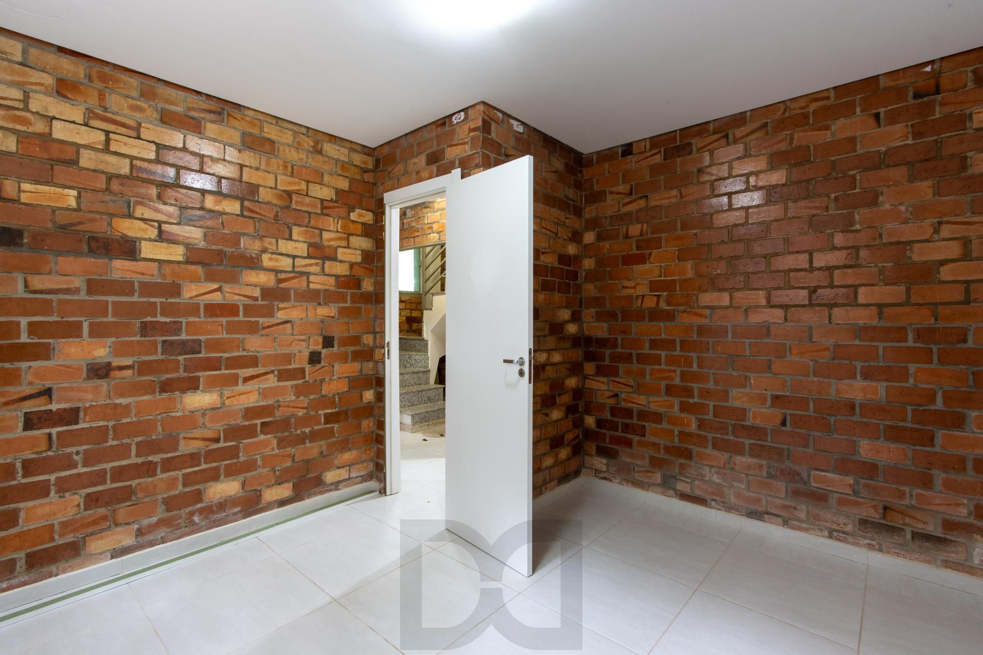 Casa de alvenaria, com 3 dormitórios, 1 suíte, living, cozinha, lavanderia, churrasqueira, banheiro social, pátio e 4 vagas de garagem. — foto 38