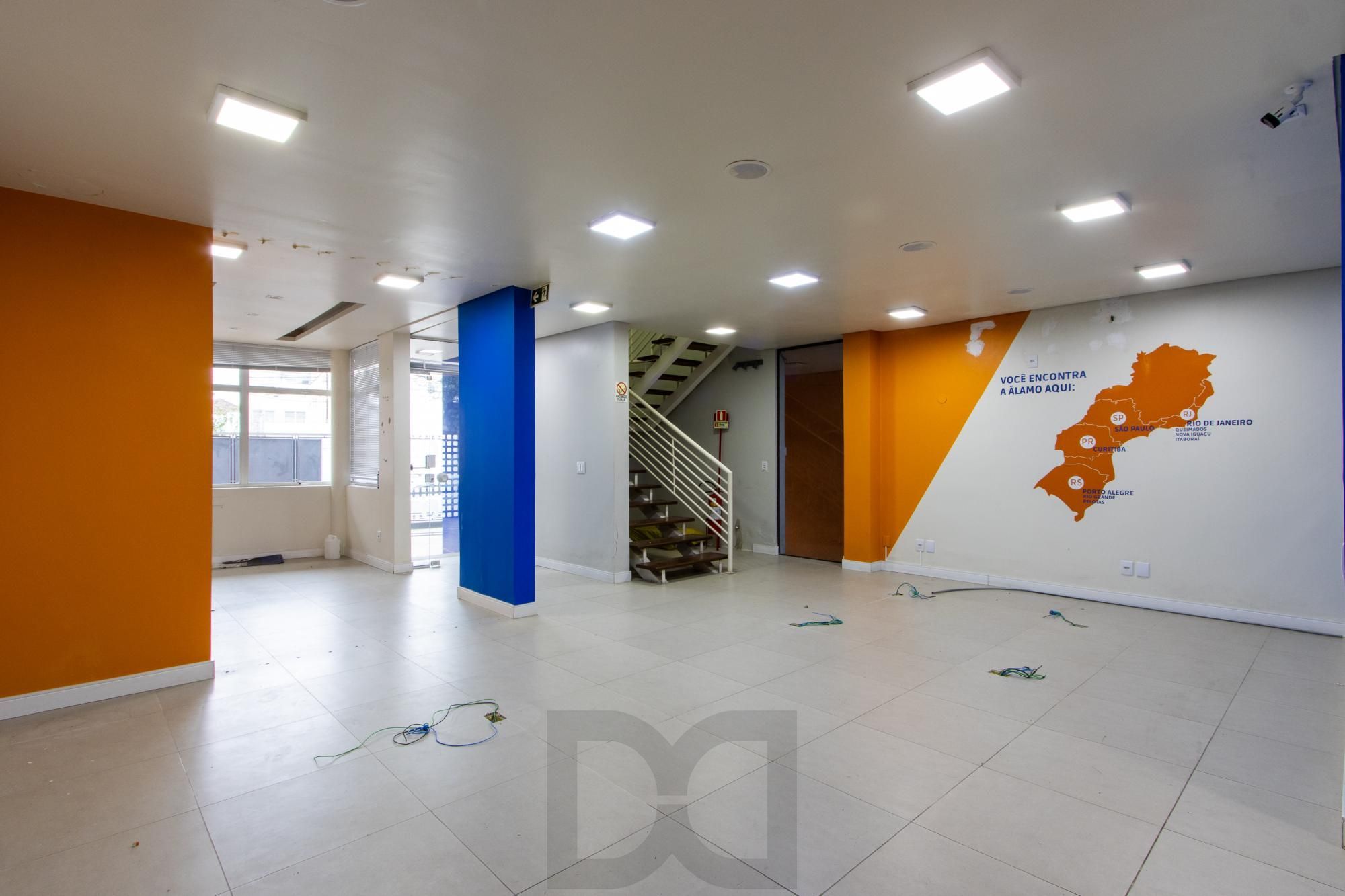 Casa Comercial 2 pisos - Excelente localização e Grande Visibilidade no Bairro Menino Deus - Ideal p/ Clínicas, escolas ou escritórios. — foto 7