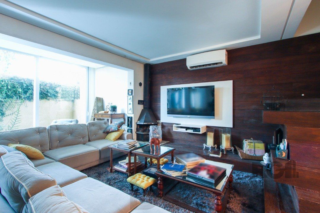 Casa com 327m² de área privativa, oferecendo 3 dormitórios, sendo 3 suítes — foto 1