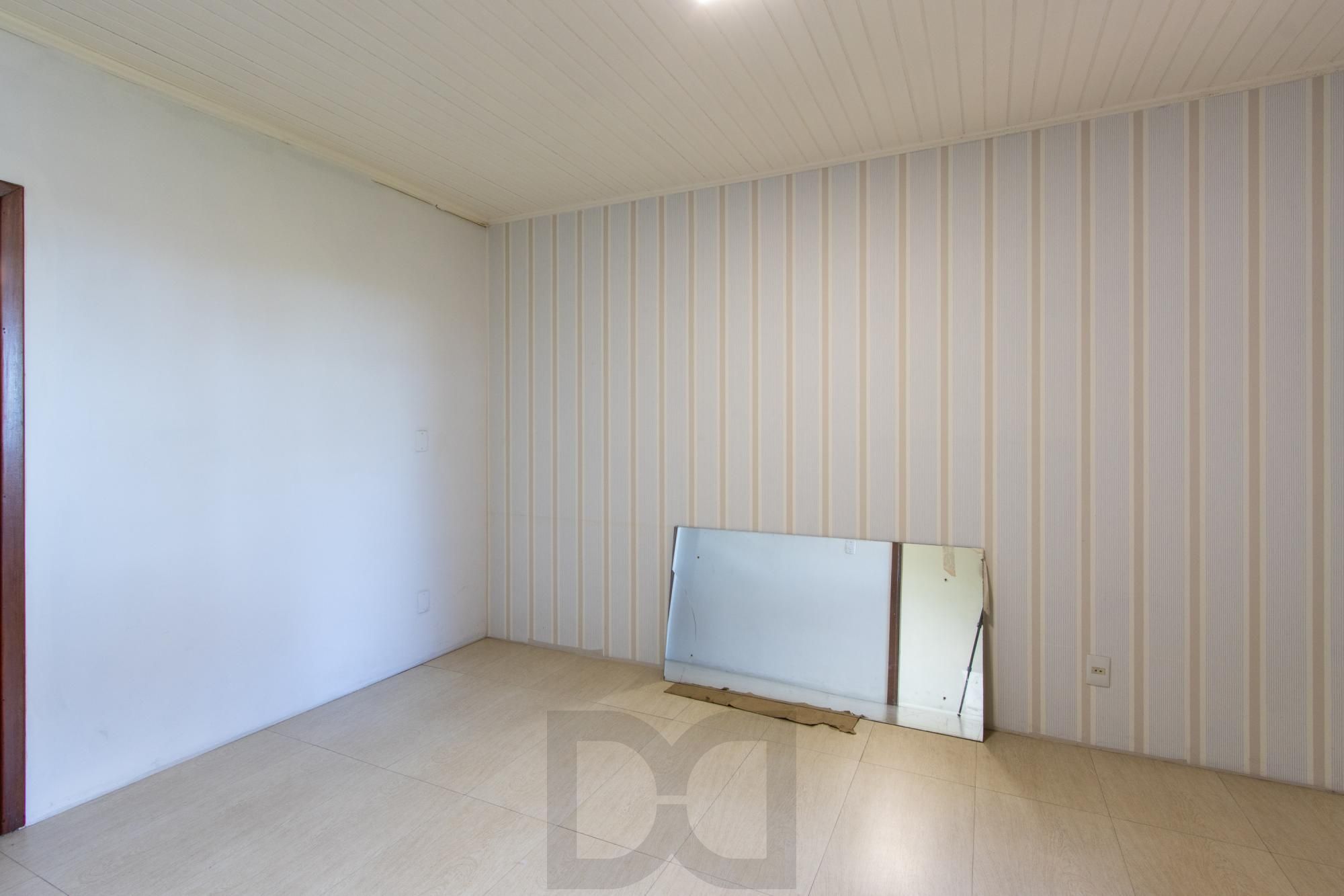Ampla Casa com 2 Suítes, Closet, Lareira e Pátio com Árvores Frutíferas. — foto 22