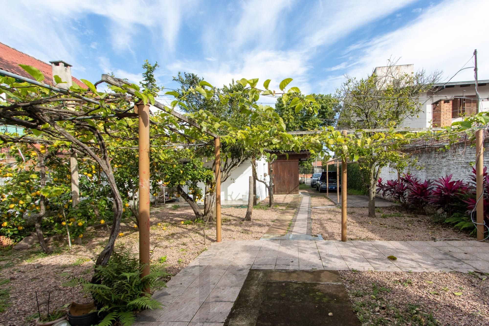 Terreno medindo 11 X 39,66 com 2 casas de alvenaria - Bairro Guarujá — foto 28