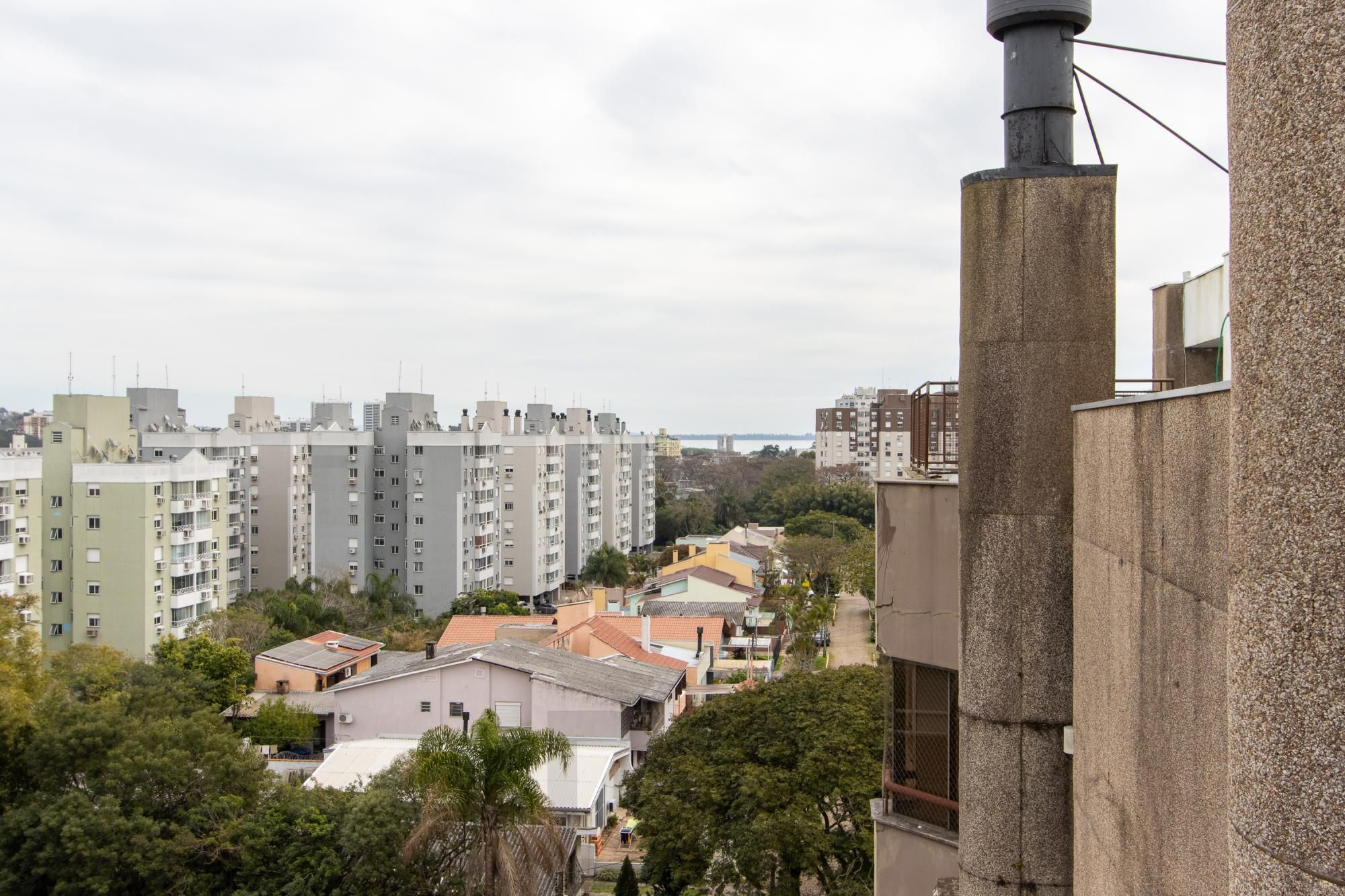 Cobertura com 137m², no Bairro Cristal, de 2 dormitórios, sento uma suíte, ampla sacada, churrasqueira, vista panorâmica, vaga coberta. — foto 32