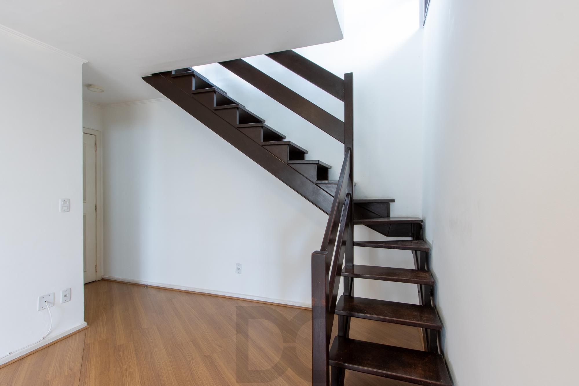 Cobertura com 137m², no Bairro Cristal, de 2 dormitórios, sento uma suíte, ampla sacada, churrasqueira, vista panorâmica, vaga coberta. — foto 23