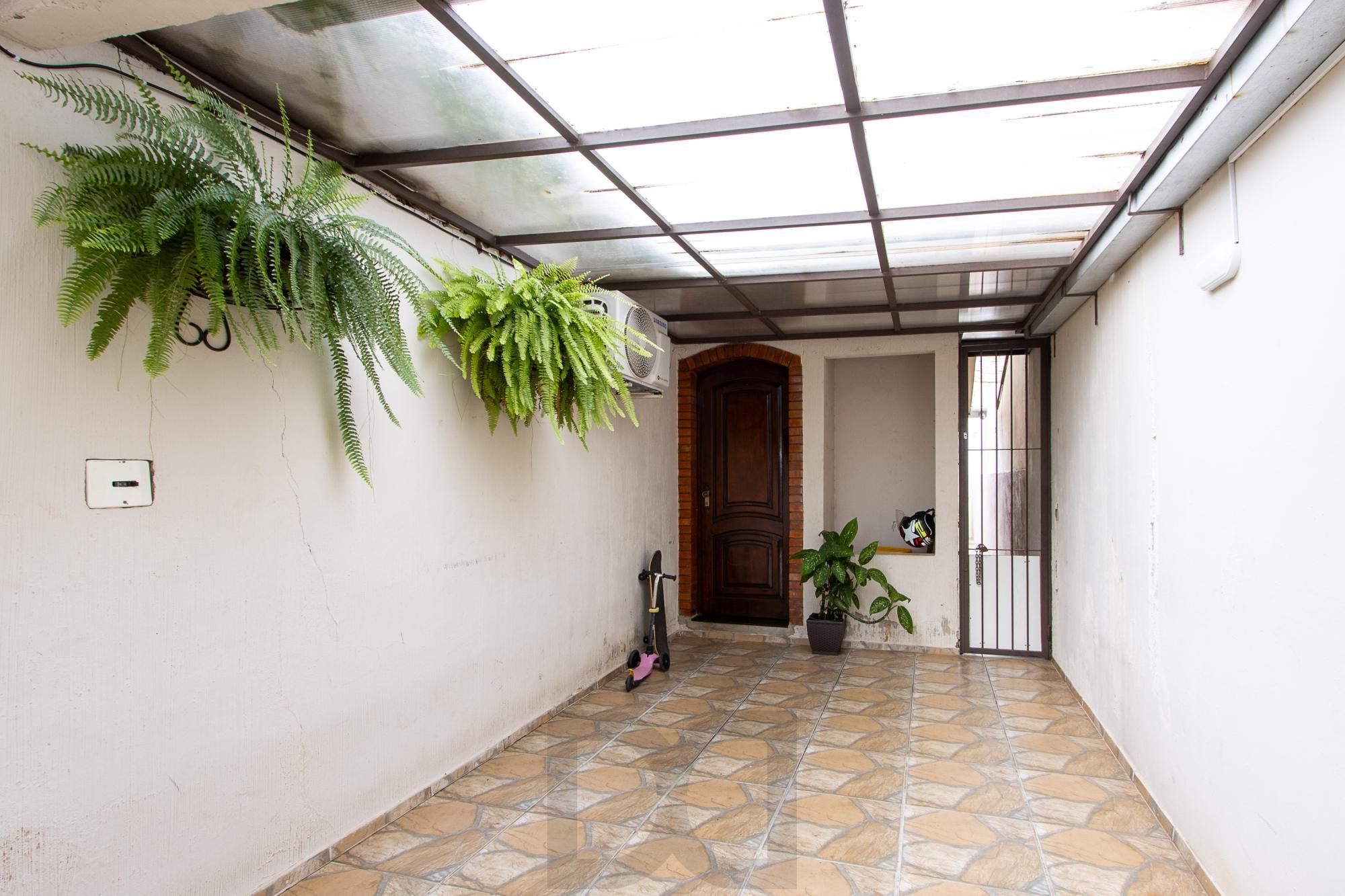Casa de 4 dormitórios, 2 suítes, piscina, pátio e 2 vagas de garagem. — foto 7