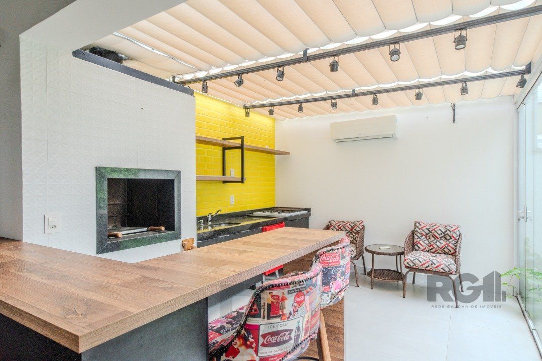Casa impecável e mobiliada, com 3 niveis, possui 3 dormitórios sendo 1 suíte, 4 banheiros. — foto 12
