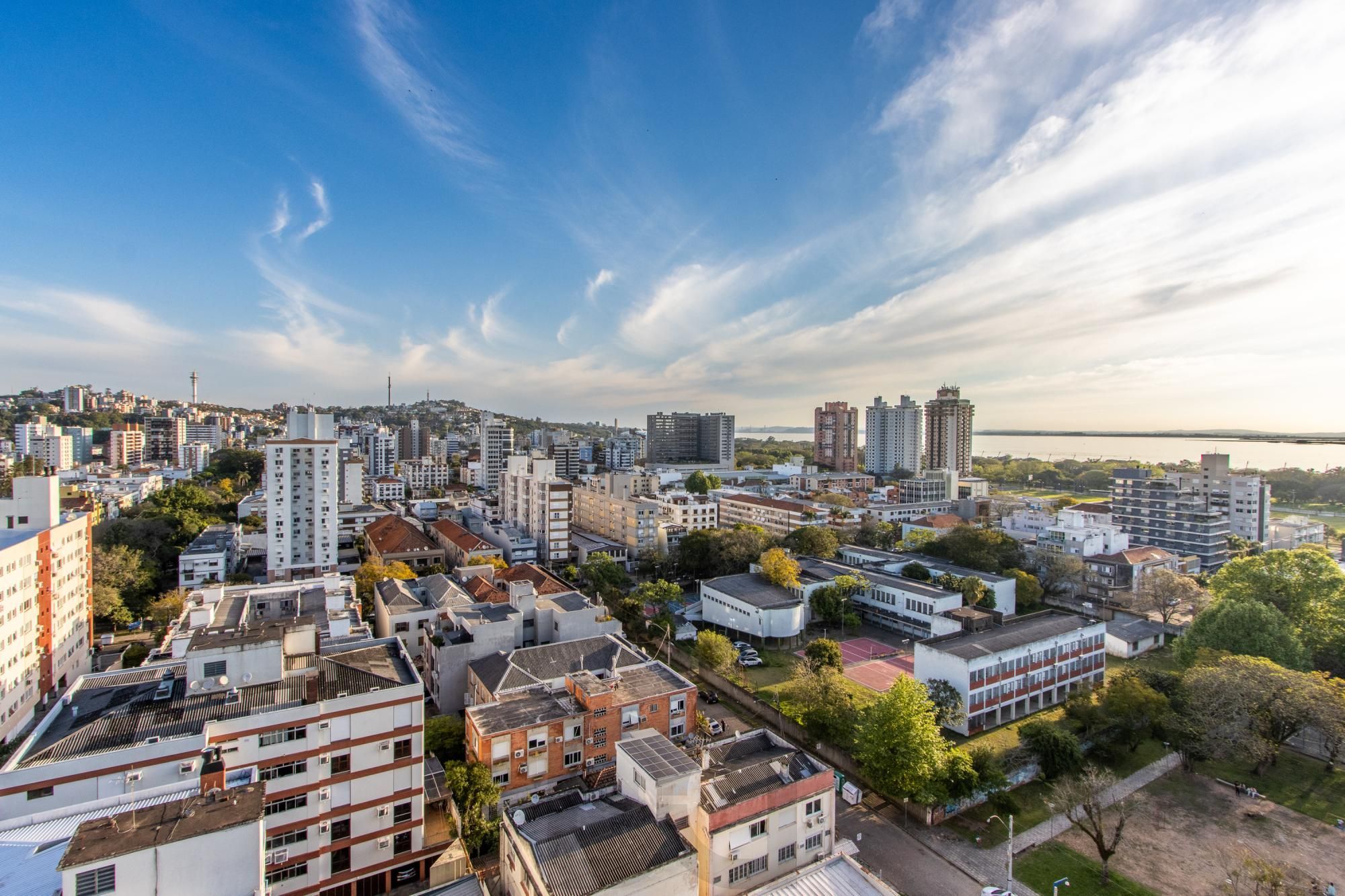 Apartamento 3 Dormitórios com vista definitiva para o Guaíba no bairro Menino Deus - Saúde e Lazer ao Seu Alcanc — foto 5