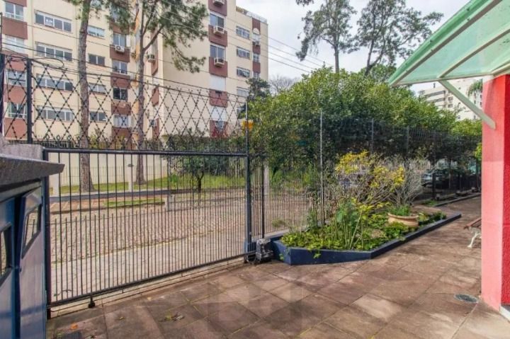 Excelente oportunidade para empresas e investidores! Prédio comercial moderno, amplo e muito bem localizado no bairro Menino Deus, oferecendo estrutura completa para diferentes tipos de negócios. — foto 5
