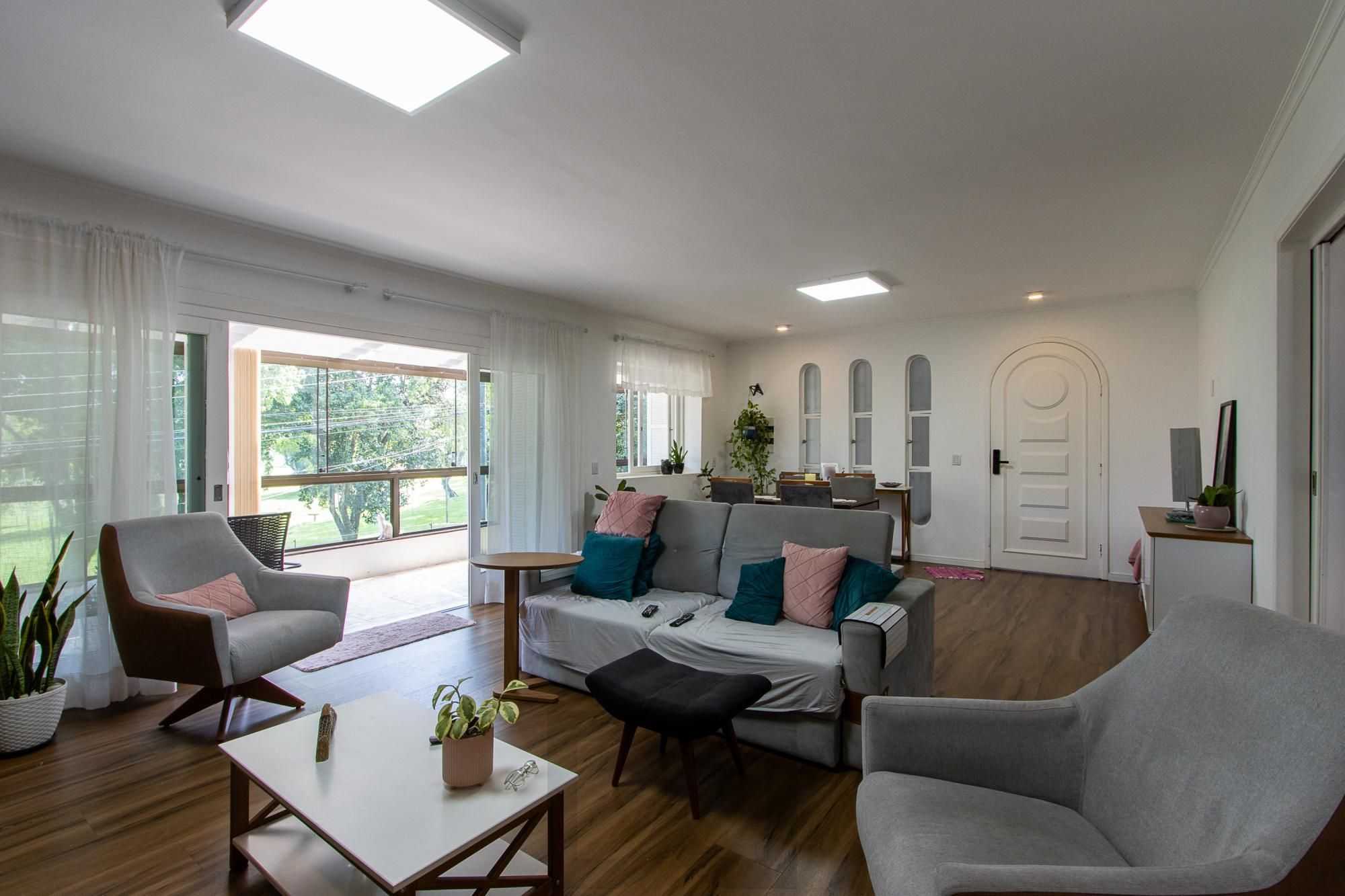 Linda casa totalmente reformada, 3 quartos (1 suite), 2 vagas cobertas - Bairro Nonoai — foto 1