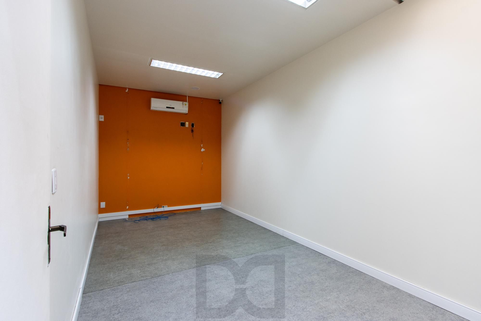 Casa Comercial 2 pisos - Excelente localização e Grande Visibilidade no Bairro Menino Deus - Ideal p/ Clínicas, escolas ou escritórios. — foto 38