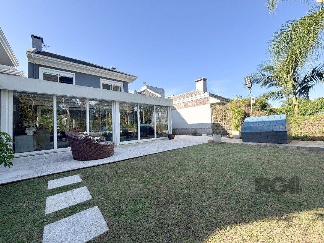Casa em condomínio com pátio, piscina, 3 suítes e 2 vagas — foto 55