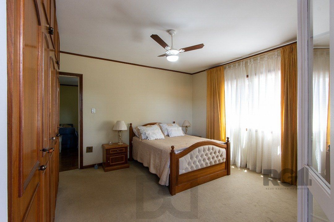 Casa com 4 quartos, suíte, churrasqueira, lareira, garagem coberta e lindo jardim. — foto 44
