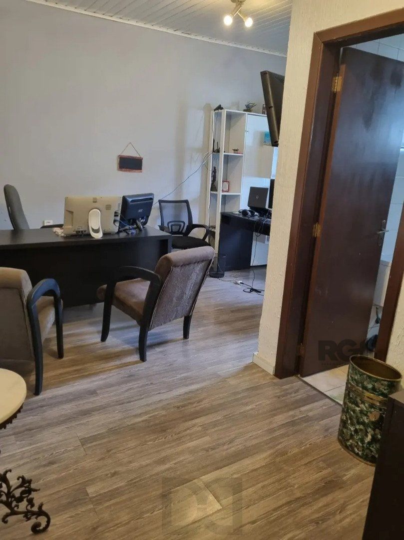 Casa térrea, 3 dormitórios, 1 suíte, living para 2 ambientes, cozinha, pátio, 2 banheiros e 4 vagas . — foto 3