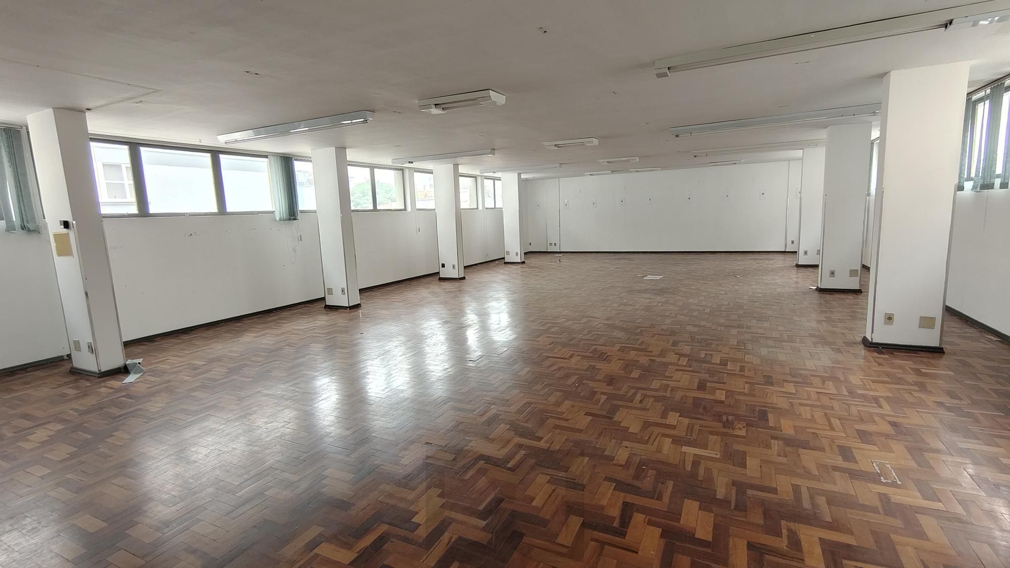 Prédio Comercial no bairro Menino Deus. — foto 26