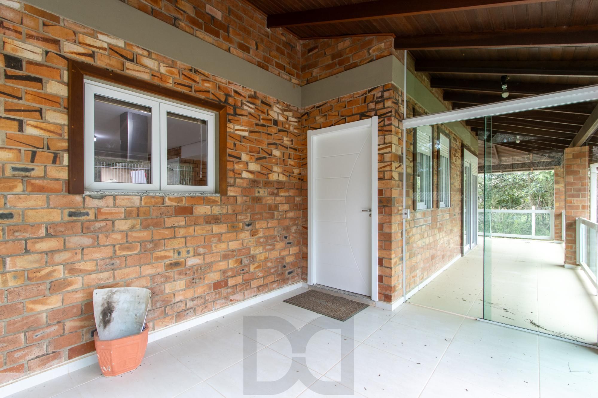 Casa de alvenaria, com 3 dormitórios, 1 suíte, living, cozinha, lavanderia, churrasqueira, banheiro social, pátio e 4 vagas de garagem. — foto 6
