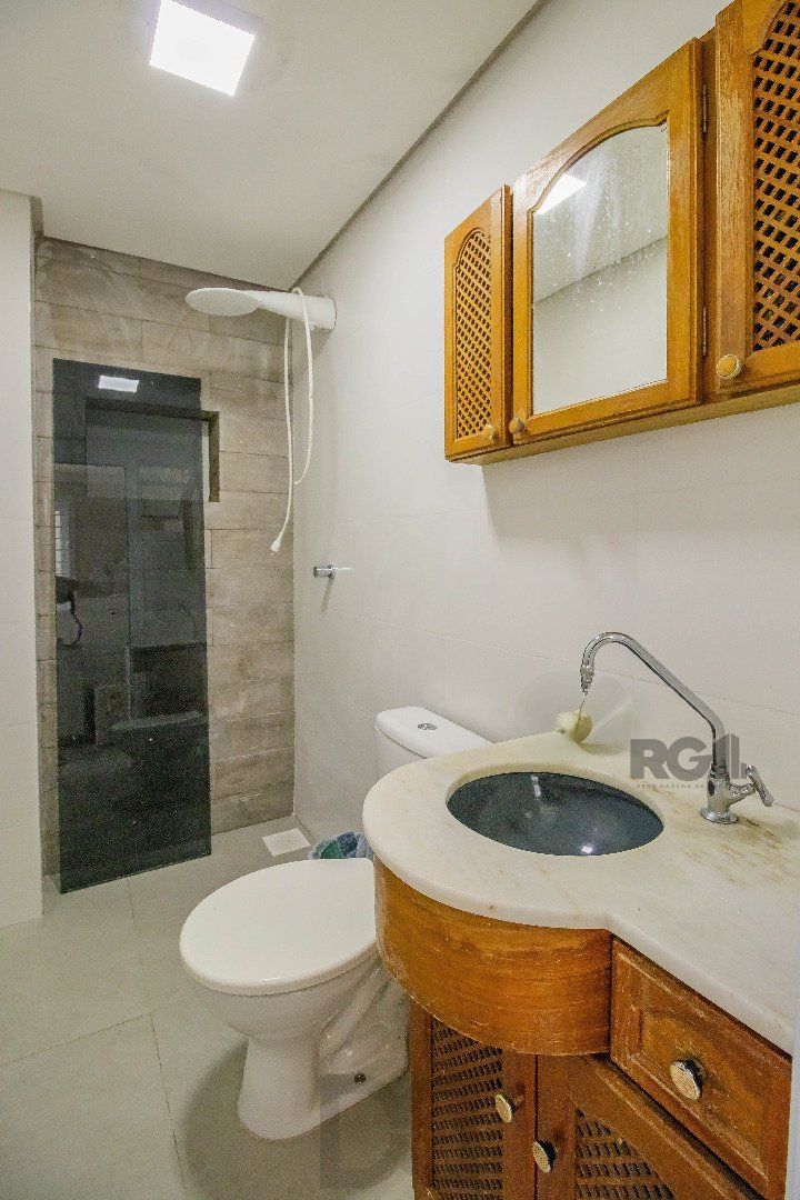 Sobrado, 185 metros quadrados privativo, com 3 quartos, 1 suíte, Living e cozinha integrados, lareira, churrasqueira, lavabo e 2 vagas de garagem. e 2 vagas de garagem — foto 27