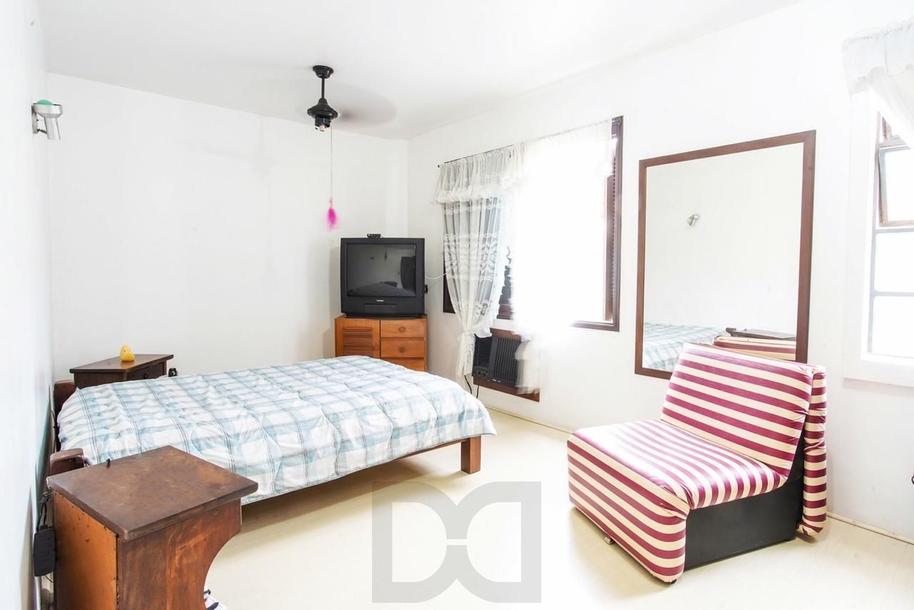 Casa com 300m², localizada na zona sul de Porto Alegre, com lareira, piscina e 3 vagas de garagem cobertas. — foto 11