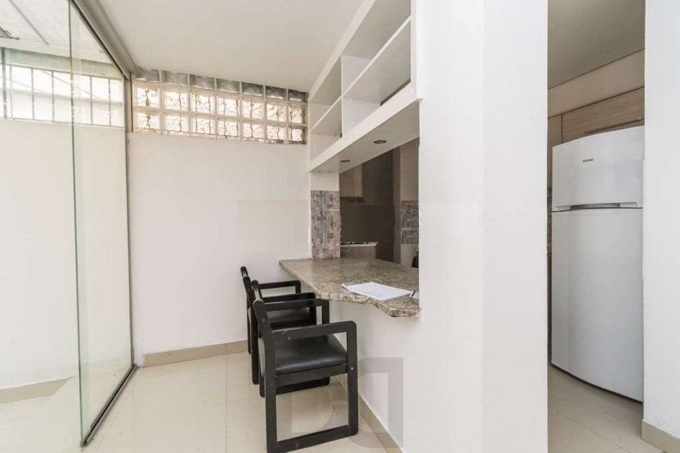 Apartamento de 1 dormitório, com um pequeno pátio no bairro Centro Histórico. — foto 3