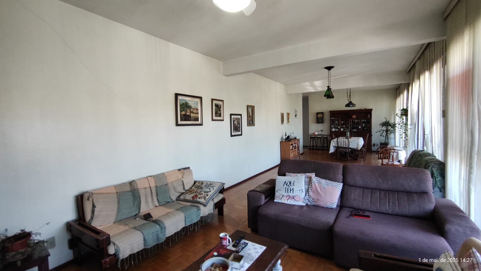 Apartamento de 4 dormitórios, 2 suítes, living amplo e arejado com sacada. — foto 2