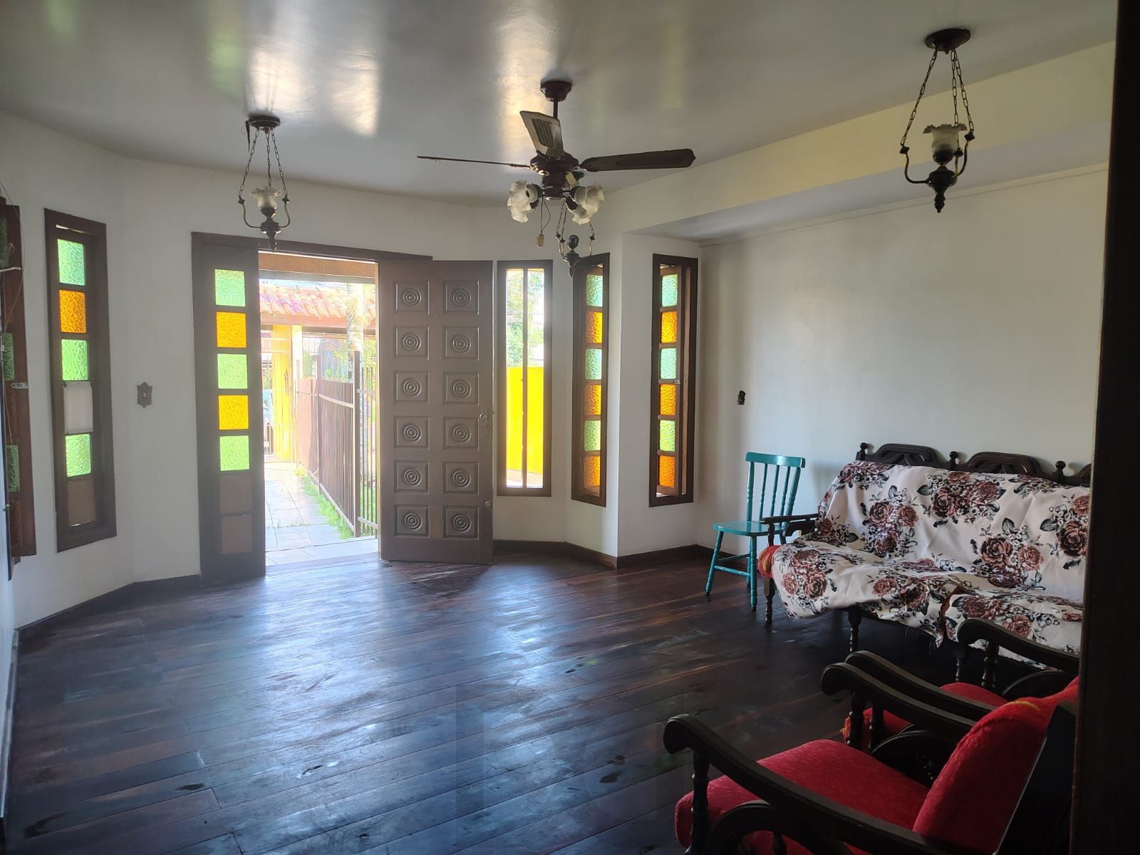 Casa de 4 dormitórios, 1 suíte e 4 vagas de garagem no bairro Cavalhada. — foto 6