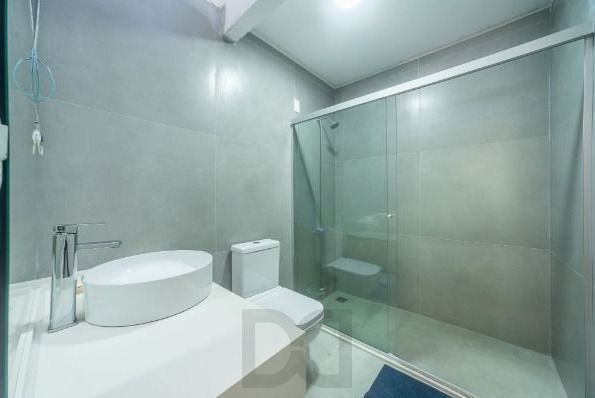 Casa com 3 suítes amplas, além de uma sala generoso com lareira e 2 vagas de garagem. — foto 17