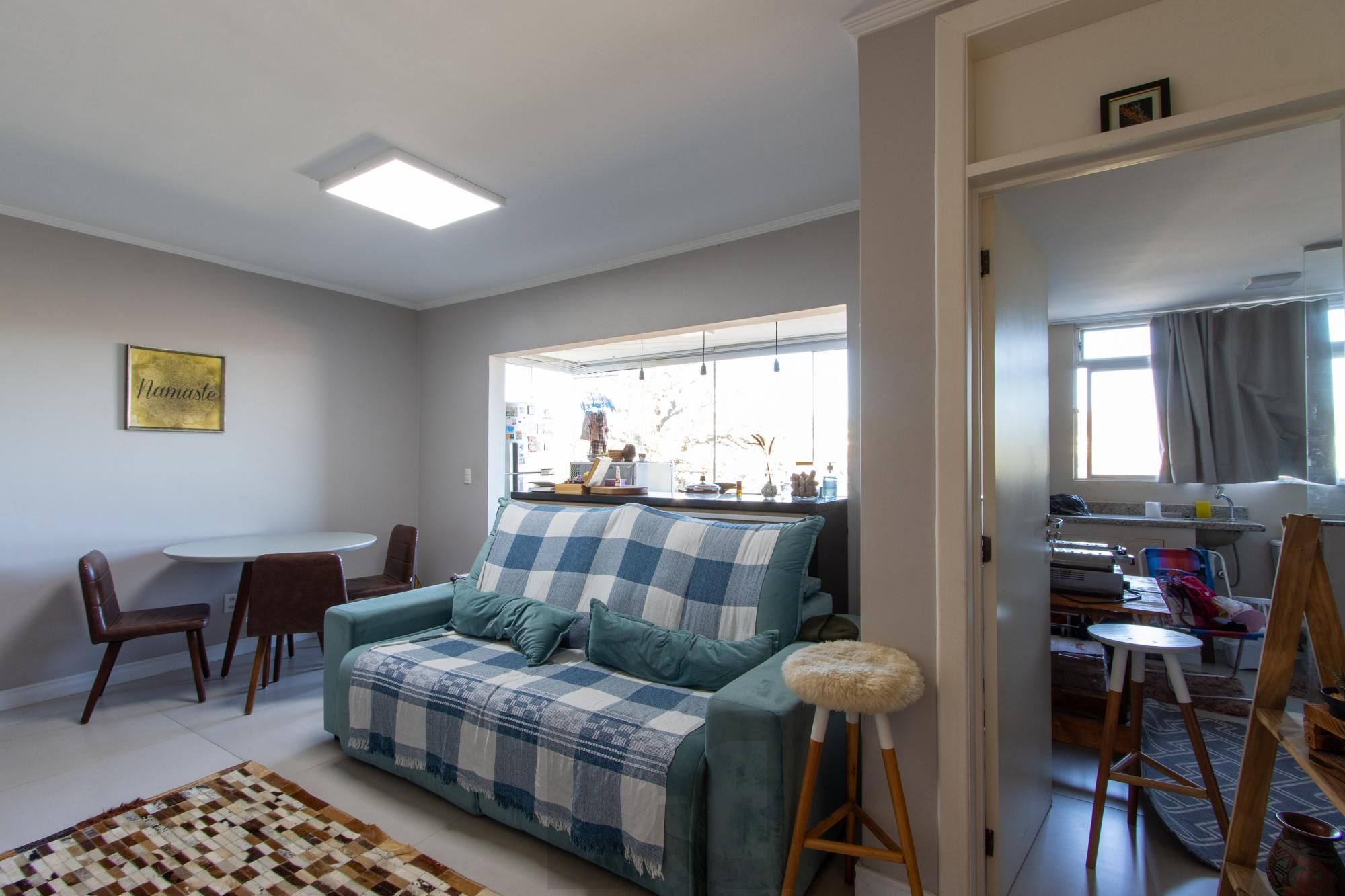 Apartamento 2 dorm, vaga de garagem escriturada e coberta - bairro Cristal — foto 3