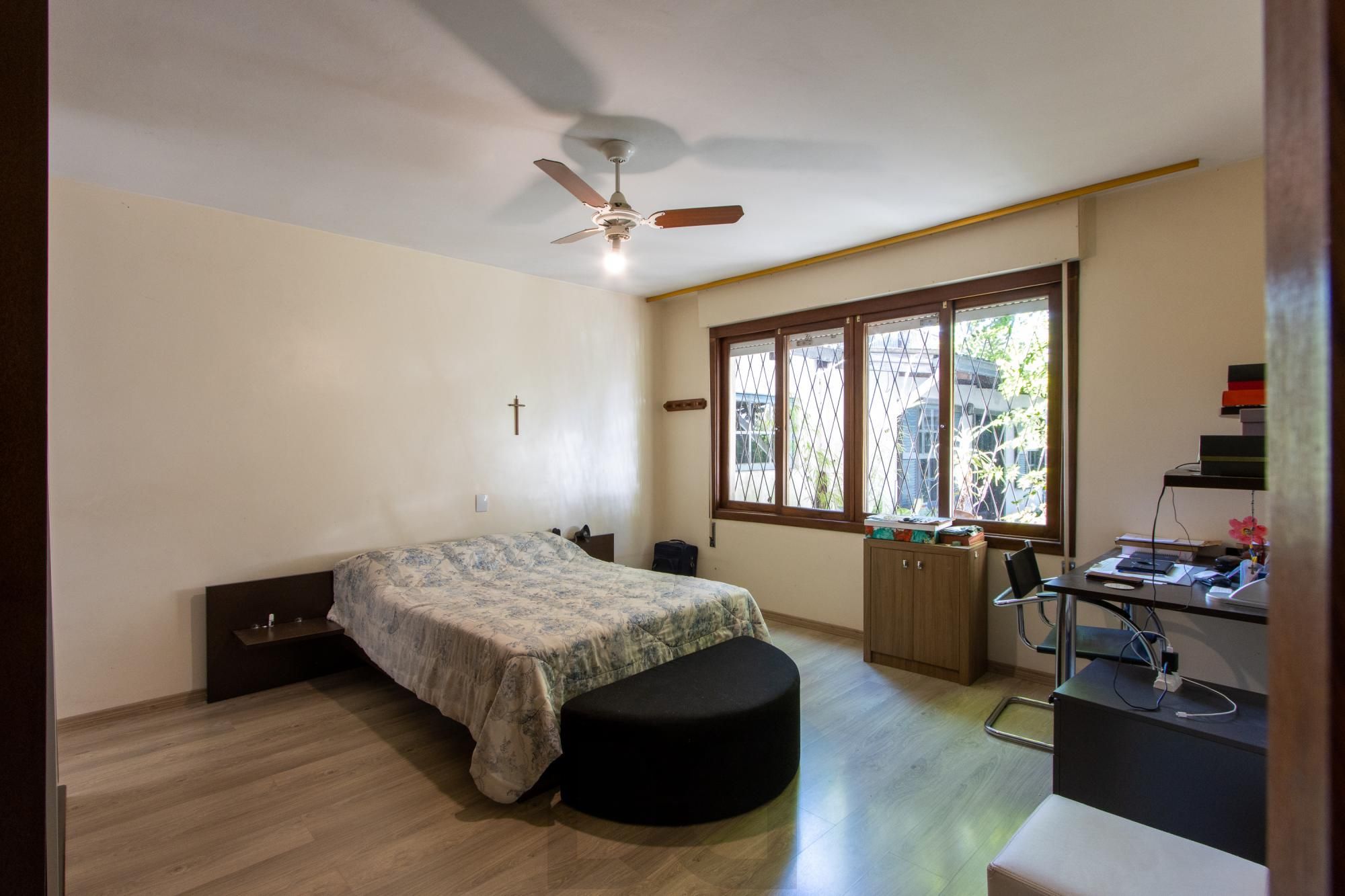 Casa de Alvenaria, possui 3 dormitórios, uma suíte, hall de entrada, lavabo, living com lareira, cozinha ampla com armários, área gourmet com churrasqueira, corredor, pátio e 4 vagas de garagem, uma construção em anexo que possui hall de entrada, lavabo, living, cozinha, escritório, banheiro social — foto 20