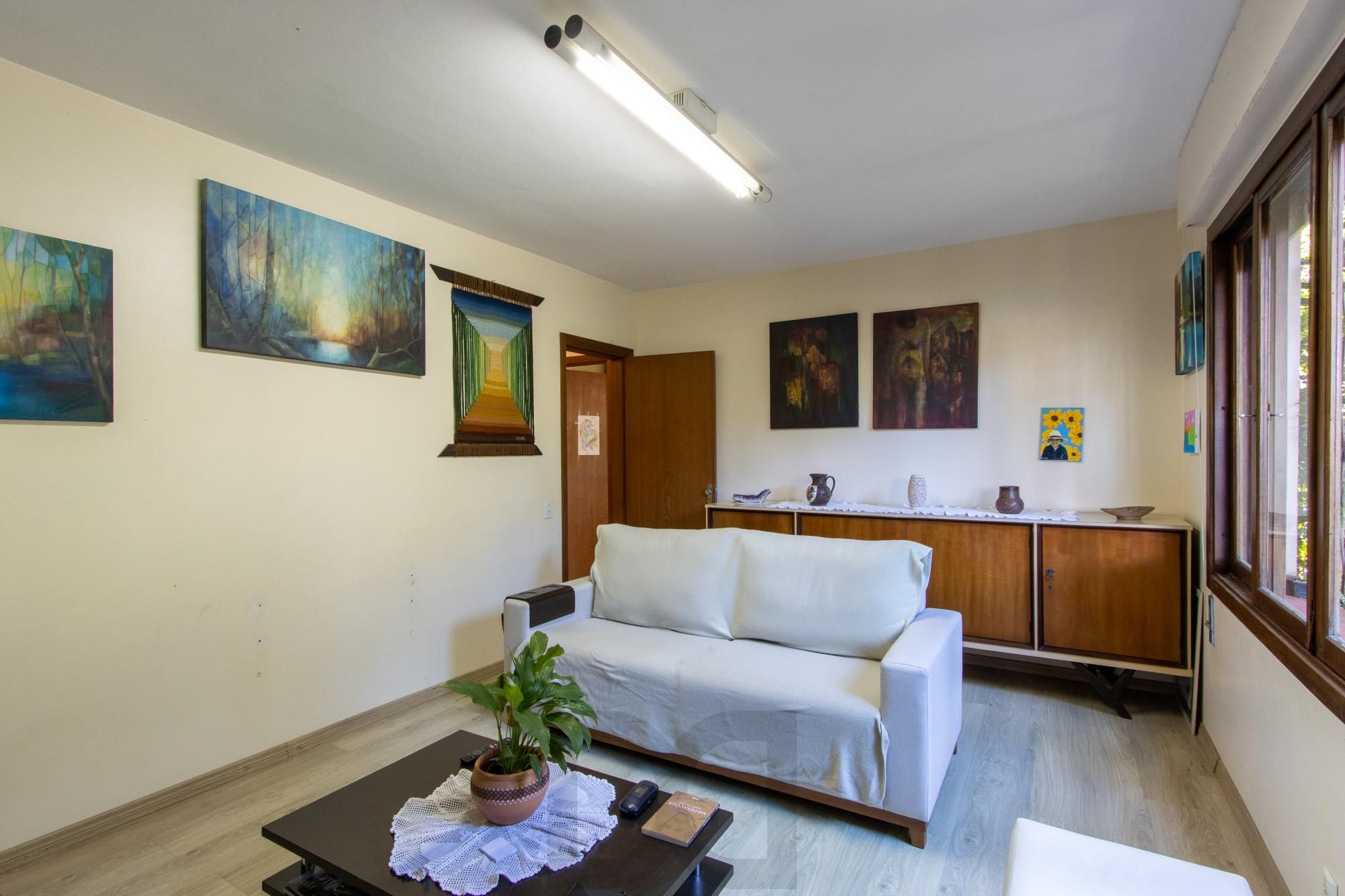 Casa de Alvenaria, possui 3 dormitórios, uma suíte, hall de entrada, lavabo, living com lareira, cozinha ampla com armários, área gourmet com churrasqueira, corredor, pátio e 4 vagas de garagem, uma construção em anexo que possui hall de entrada, lavabo, living, cozinha, escritório, banheiro social — foto 19