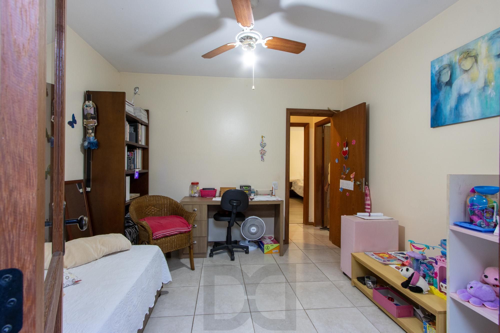 Casa de Alvenaria, possui 3 dormitórios, uma suíte, hall de entrada, lavabo, living com lareira, cozinha ampla com armários, área gourmet com churrasqueira, corredor, pátio e 4 vagas de garagem, uma construção em anexo que possui hall de entrada, lavabo, living, cozinha, escritório, banheiro social — foto 16