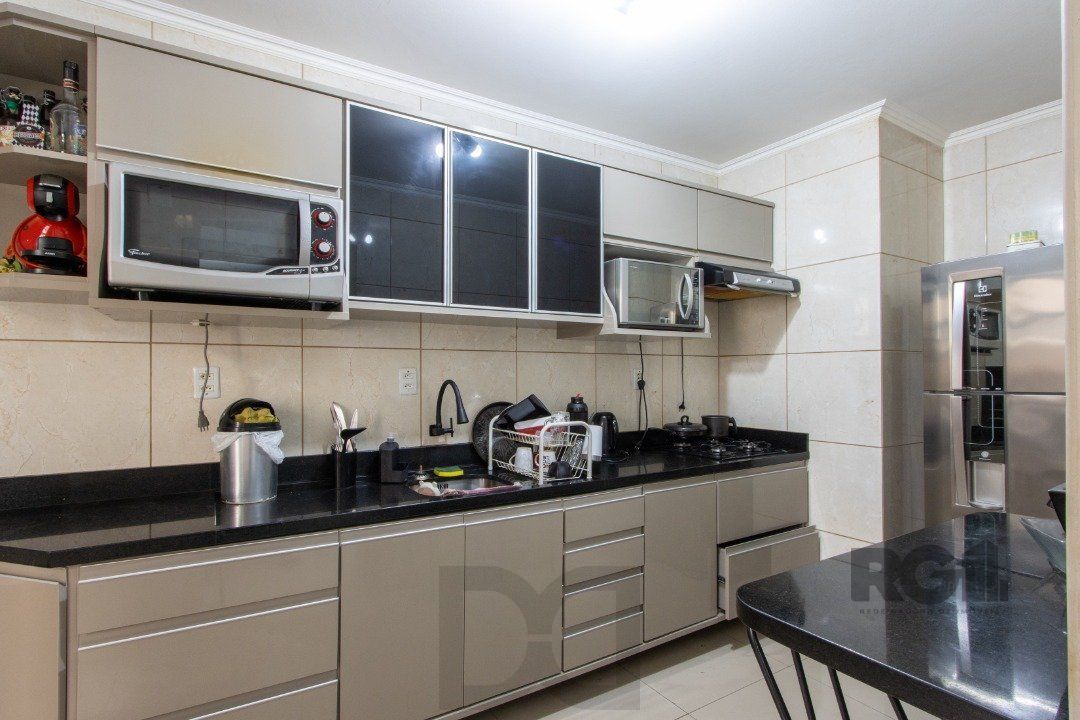 Apartamento com 70m² de área privativa, possui 3 dormitórios, sala para 2 ambientes, banheiro social, cozinha com móveis planejados e área de serviço. — foto 9