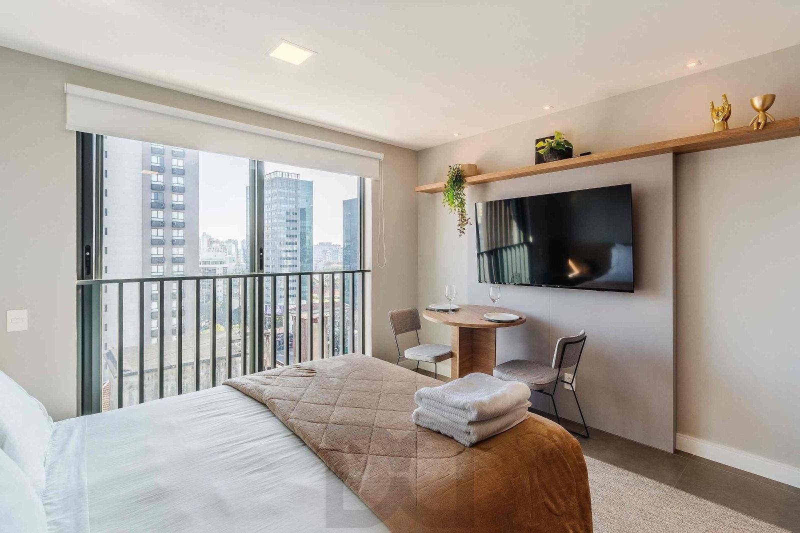 Studio de alto padrão construtivo mobiliado no bairro Moinhos de Vento, planta de 24,25 m² privativos com porcelanato, forro em gesso e aberturas em alumínio com vidros duplos.