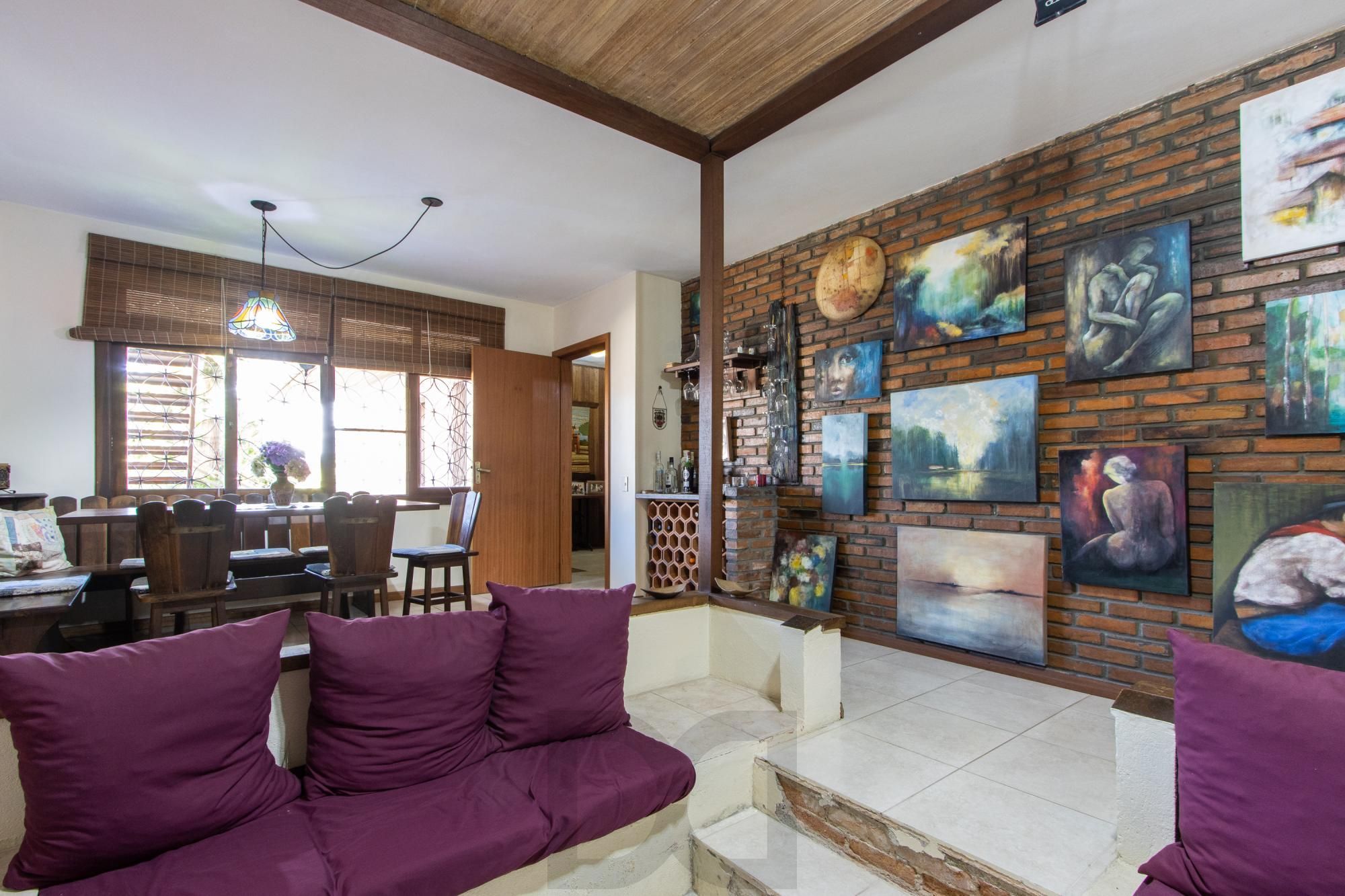 Casa de Alvenaria, possui 3 dormitórios, uma suíte, hall de entrada, lavabo, living com lareira, cozinha ampla com armários, área gourmet com churrasqueira, corredor, pátio e 4 vagas de garagem, uma construção em anexo que possui hall de entrada, lavabo, living, cozinha, escritório, banheiro social — foto 1
