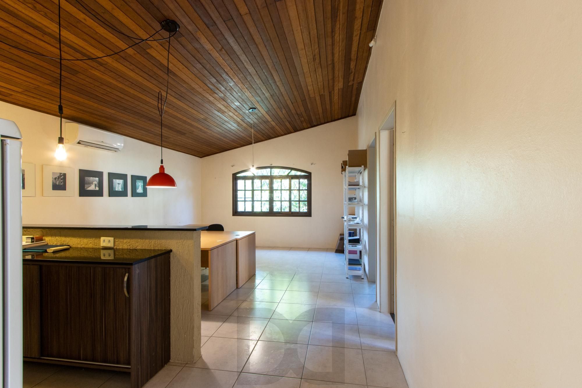 Casa de Alvenaria, possui 3 dormitórios, uma suíte, hall de entrada, lavabo, living com lareira, cozinha ampla com armários, área gourmet com churrasqueira, corredor, pátio e 4 vagas de garagem, uma construção em anexo que possui hall de entrada, lavabo, living, cozinha, escritório, banheiro social — foto 43