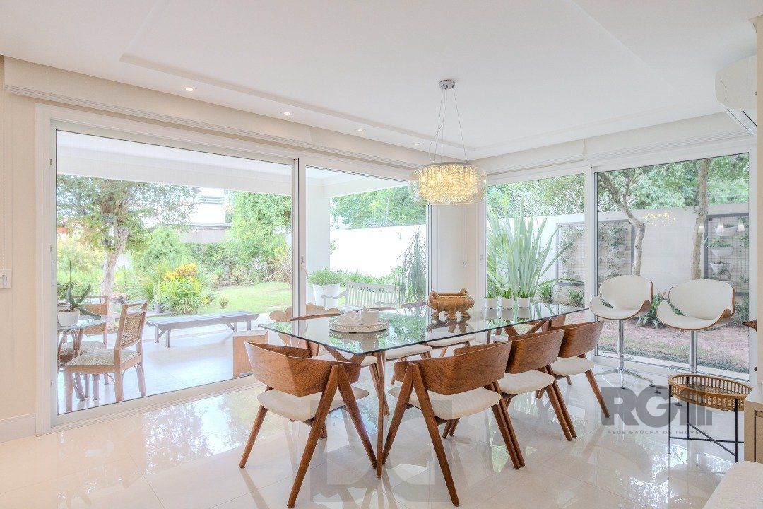 Casa semimobiliada e possui 3 suítes (sendo 1 delas master com closet e hidro) — foto 7