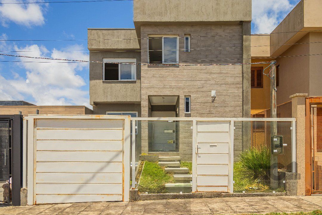 Sobrado, 185 metros quadrados privativo, com 3 quartos, 1 suíte, Living e cozinha integrados, lareira, churrasqueira, lavabo e 2 vagas de garagem. e 2 vagas de garagem — foto 2