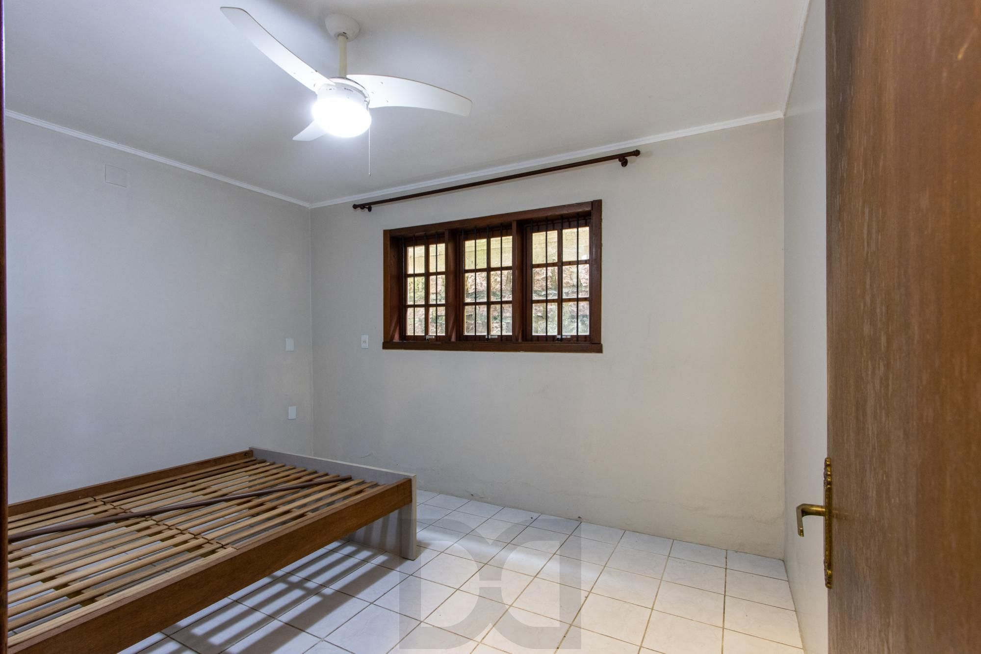 Ampla Casa com 2 Suítes, Closet, Lareira e Pátio com Árvores Frutíferas. — foto 31