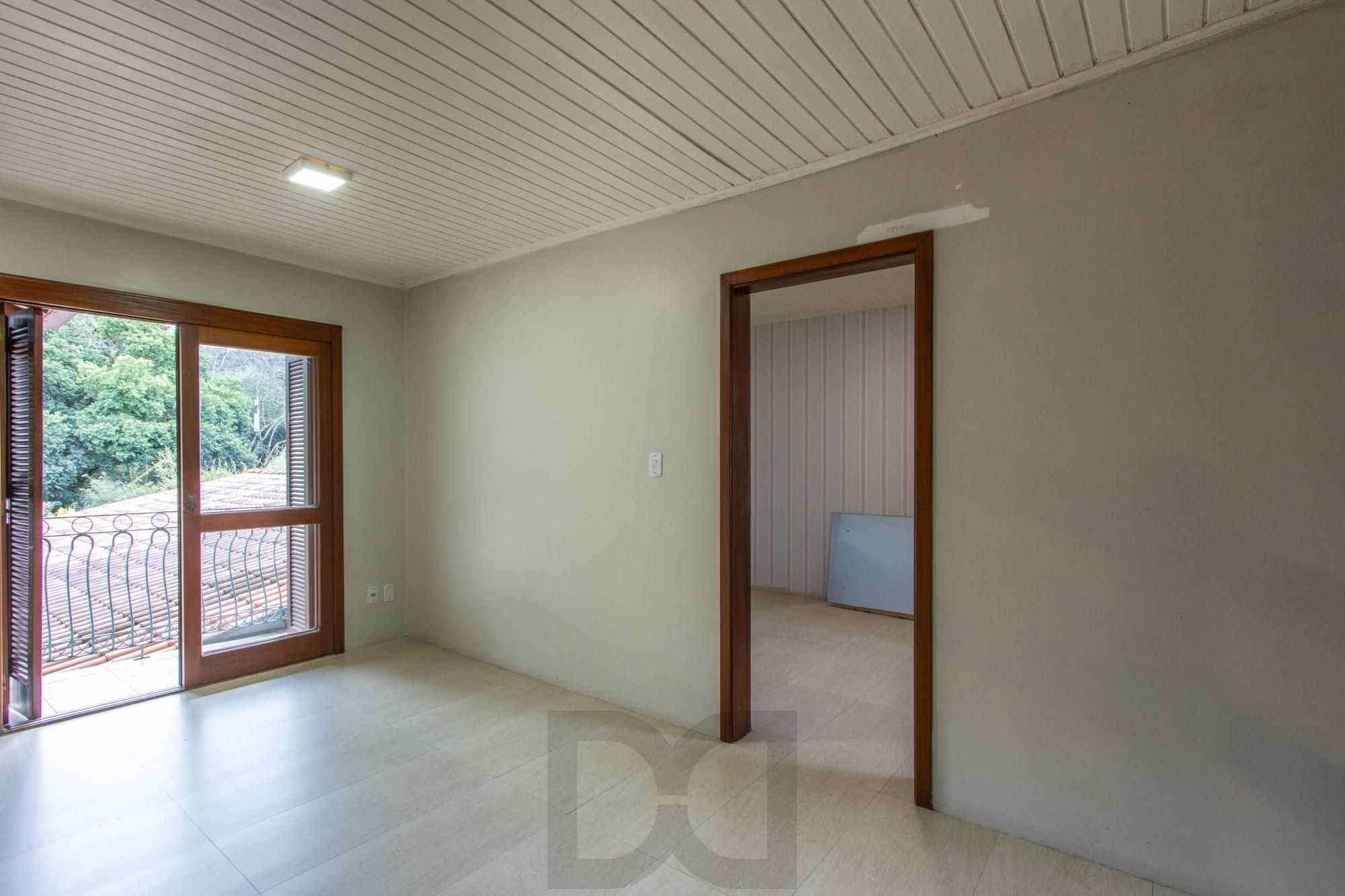 Ampla Casa com 2 Suítes, Closet, Lareira e Pátio com Árvores Frutíferas. — foto 19
