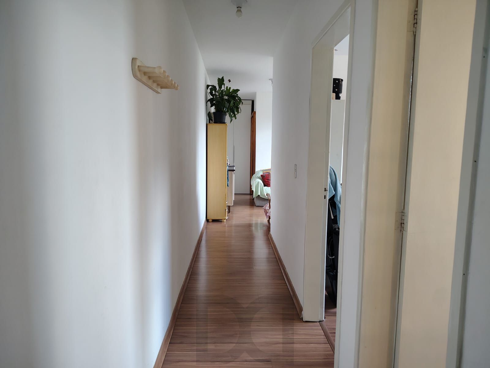 Apartamento de 2 dormitórios, 2 banheiros e 1 vaga no bairro Cristal. — foto 12