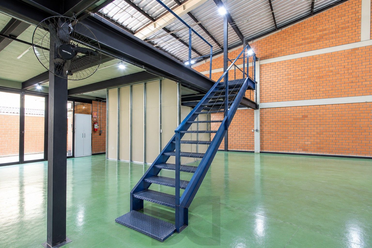 Pavilhão/Depósito , em estrutura montada com mezanino montado com escritório, cozinha, — foto 11