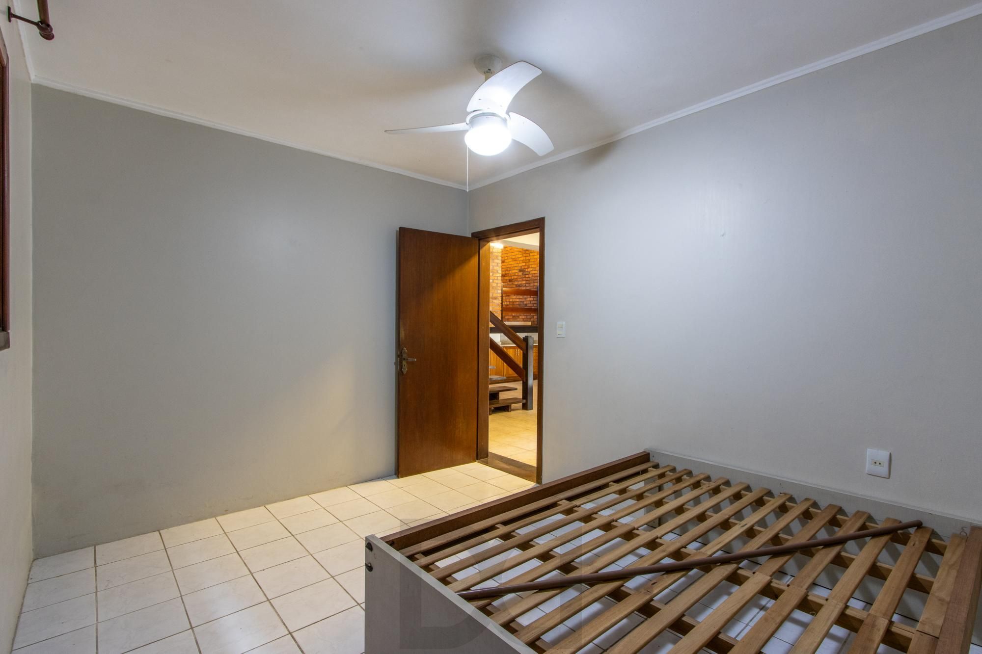 Ampla Casa com 2 Suítes, Closet, Lareira e Pátio com Árvores Frutíferas. — foto 33
