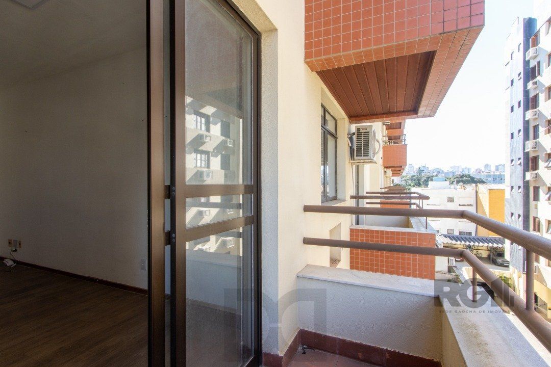 EXCELENTE SALA COMERCIAL, muito bem localizada no bairro Menino Deus, 01 banheiro, sacada e ar condicionado split, toda montada — foto 9