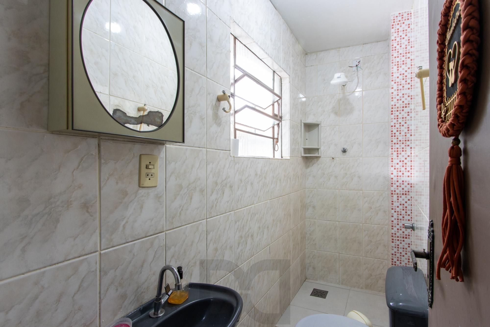 Casa ampla de 2 pavimentos com 4 dormitórios, 1 suite e 4 vagas no bairro Santa Tereza! — foto 41