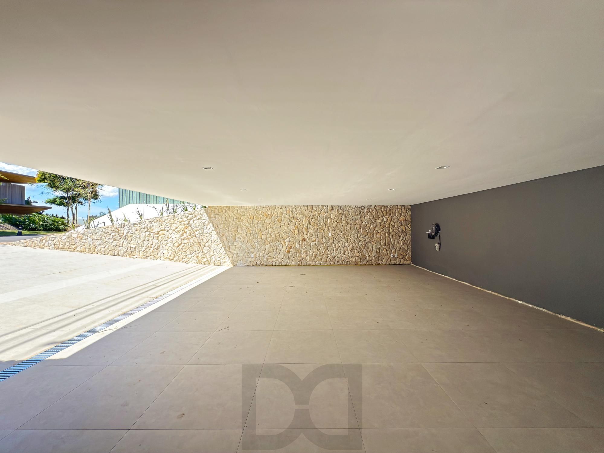 A casa conta com 434m2 de área construída, mas com um aproveitamento total dos 1.012m2 do lote — foto 19