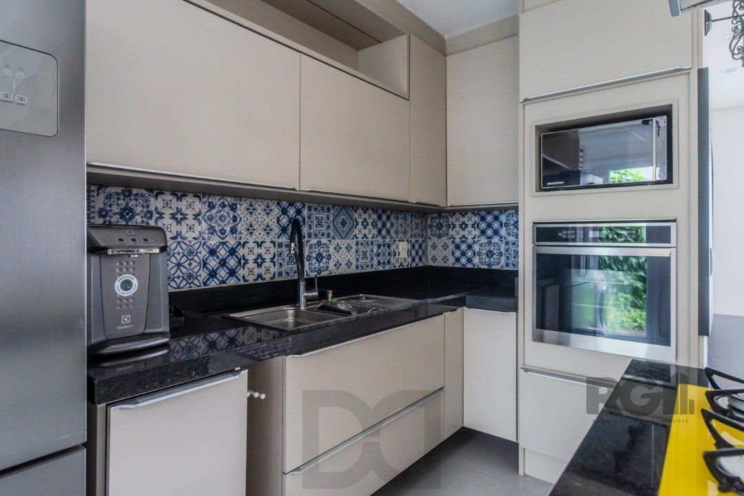 Casa impecável e mobiliada, com 3 niveis, possui 3 dormitórios sendo 1 suíte, 4 banheiros. — foto 10