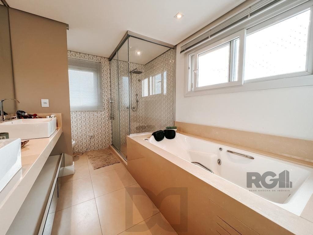 Excelente residência com aproximadamente 242m² privativos, — foto 36