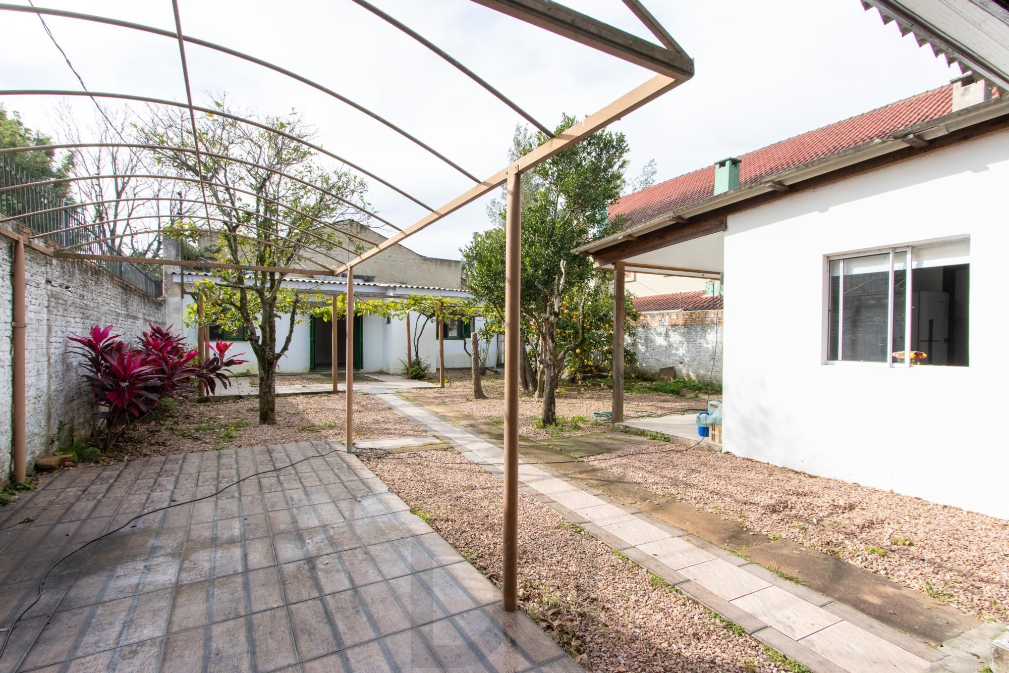 Terreno medindo 11 X 39,66 com 2 casas de alvenaria - Bairro Guarujá — foto 3