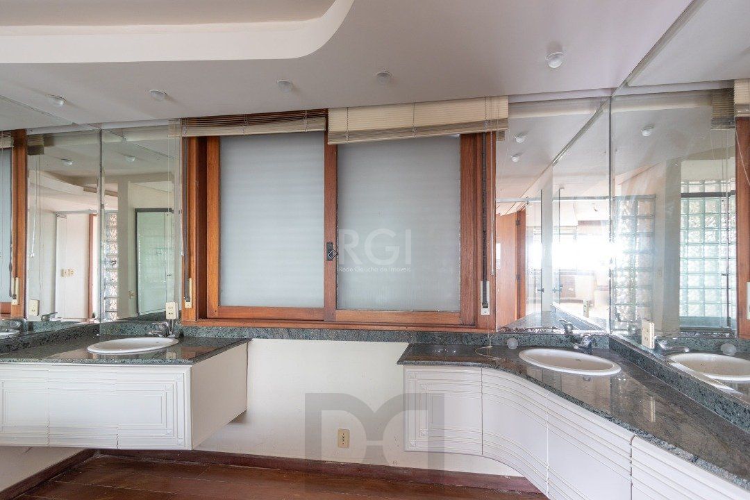 Cobertura para Venda - 302m², 4 dormitórios, sendo 1 suites, 3 vagas - Menino Deus — foto 35