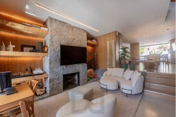 Casa com 3 suítes amplas, além de uma sala generoso com lareira e 2 vagas de garagem. — foto 2