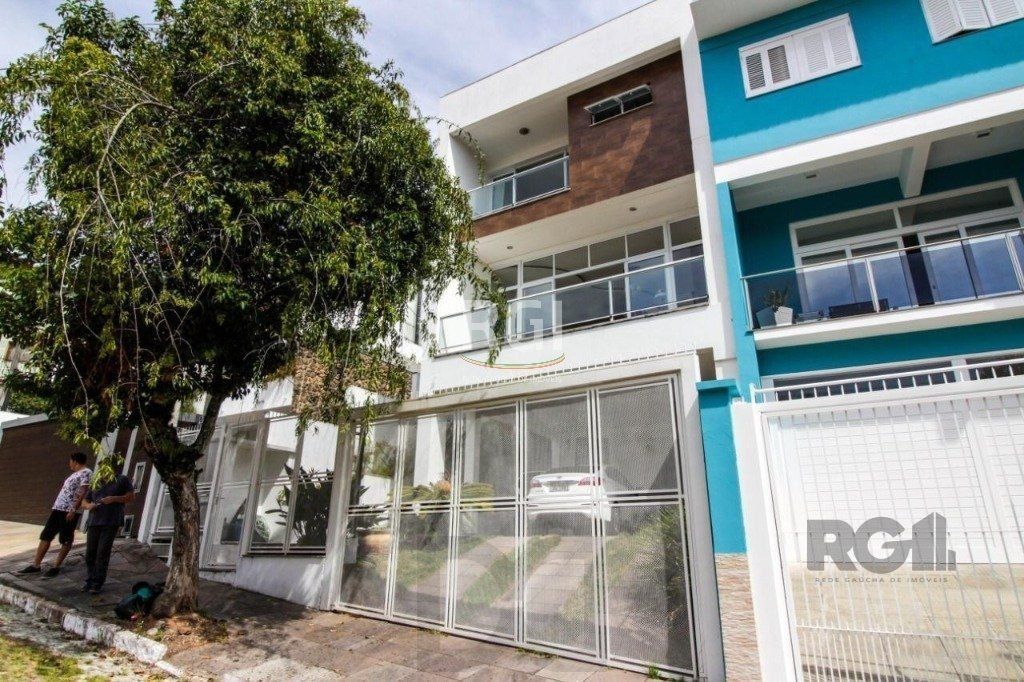 Casa para Venda - 300m², 3 dormitórios, sendo 1 suites, 4 vagas - Teresópolis — foto 1