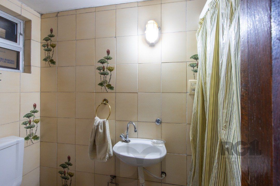Casa no bairro Cristal, Possui 4 dormitórios, sendo 1suíte, closet e banheira de hidromassagem, com possibilidade de um podendo 1 dormitórios extra. — foto 28